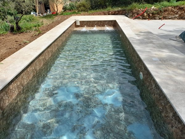 Rénovation de piscine débordement, avec revêtement en petit mosaïque