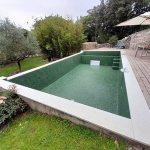 Rénovation de piscine débordement, avec revêtement en petit mosaïque 23