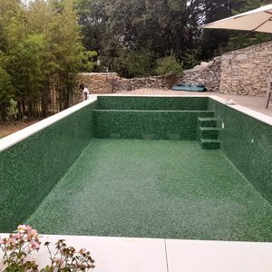 Rénovation de piscine débordement, avec revêtement en petit mosaïque 16