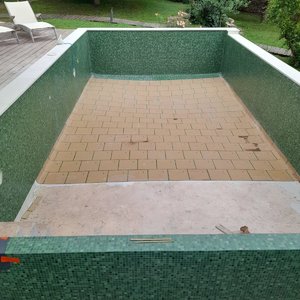 Rénovation de piscine débordement, avec revêtement en petit mosaïque 10