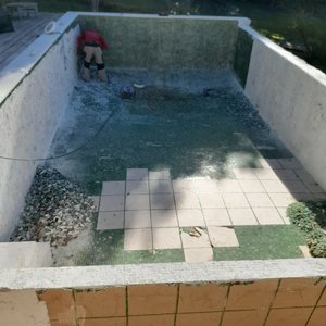 Rénovation de piscine débordement, avec revêtement en petit mosaïque 3