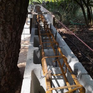 Création d'un mur de soutènement, en agglos à banche et finition en crepis 4