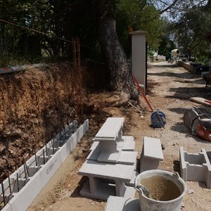 Création d'un mur de soutènement, en agglos à banche et finition en crepis 2