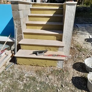 Rénovation terrase, coulage d'une chape traditionnelle plus pose de dallage en pierre format 40x60x3 cm + Plus application d'un enduit monocouche imperméable 5