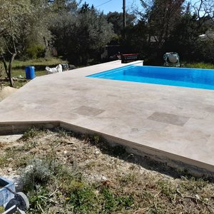 Rénovation terrase, coulage d'une chape traditionnelle plus pose de dallage en pierre format 40x60x3 cm + Plus application d'un enduit monocouche imperméable 9